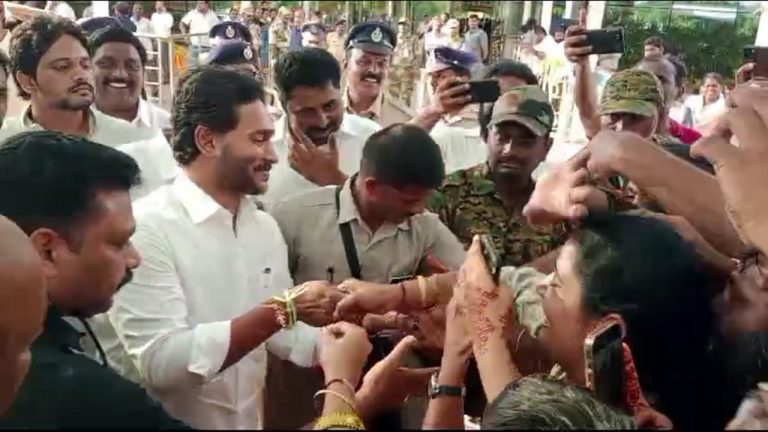 YS Jagan: మాజీ సీఎం జగన్‌కు రాఖీలు కట్టేందుకు పోటీపడిన మహిళలు