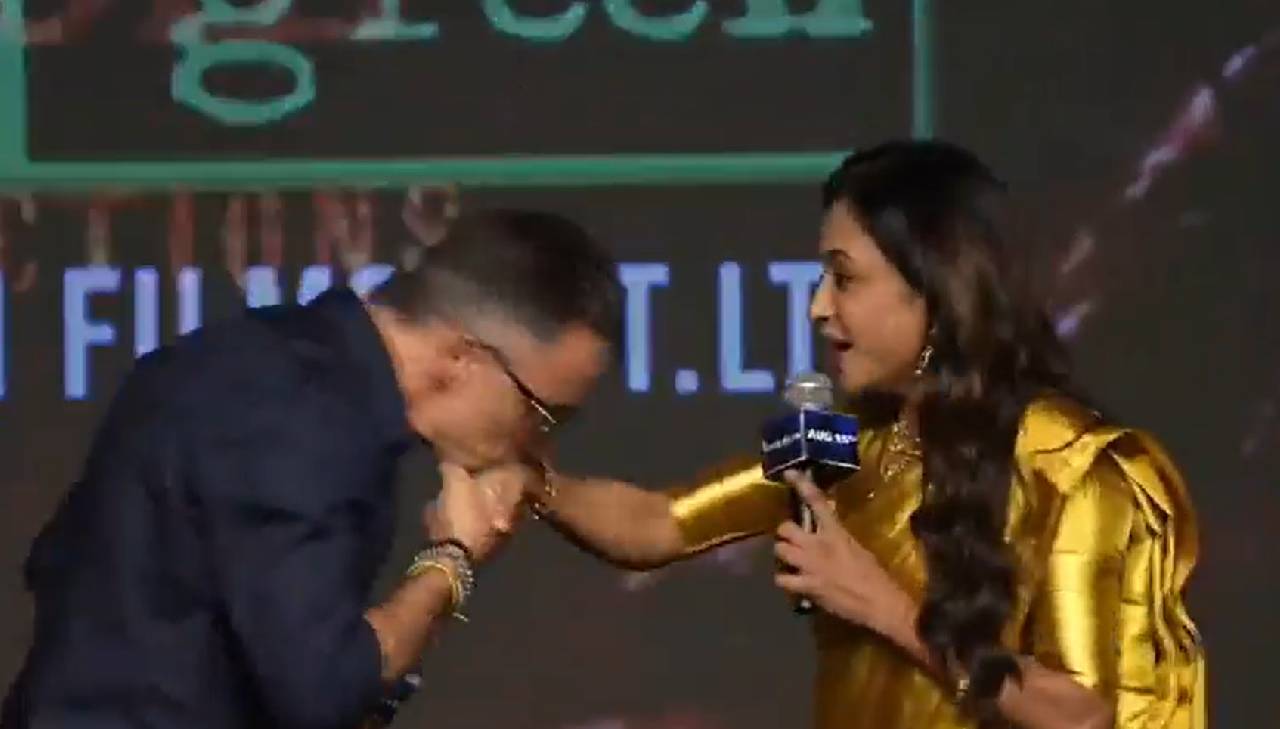 Anchor Suma: స్టేజ్ మీద సుమ చేతిని ముద్దాడిన నటుడు.. షాకింగ్ కామెంట్స్