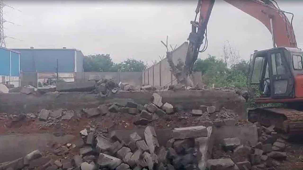 HYDRA : అప్పా చెరువులో అక్రమ నిర్మాణాలు తొలగిస్తున్న హైడ్రా