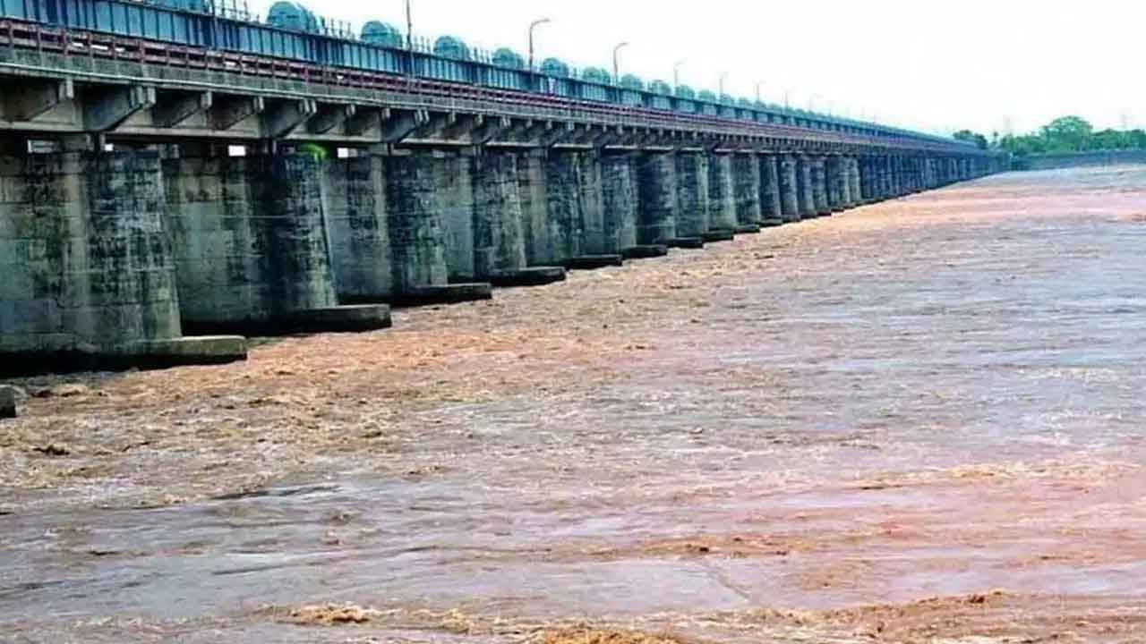 Dowleswaram Barrage: ధవళేశ్వరం బ్యారేజ్ నుంచి వృథాగా పోతున్న వరద నీరు..