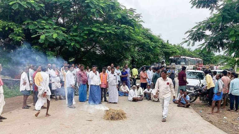 Farmers Protest : రోడ్డెక్కిన రైతన్న.. పలుచోట్ల నిరసనలు