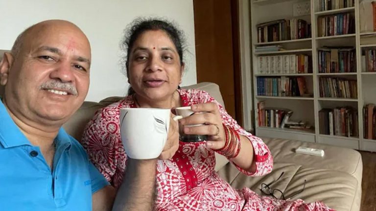 Manish Sisodia: 17 నెలల తర్వాత భార్యతో కలిసి చాయ్ తాగిన మనీష్ సిసోడియా