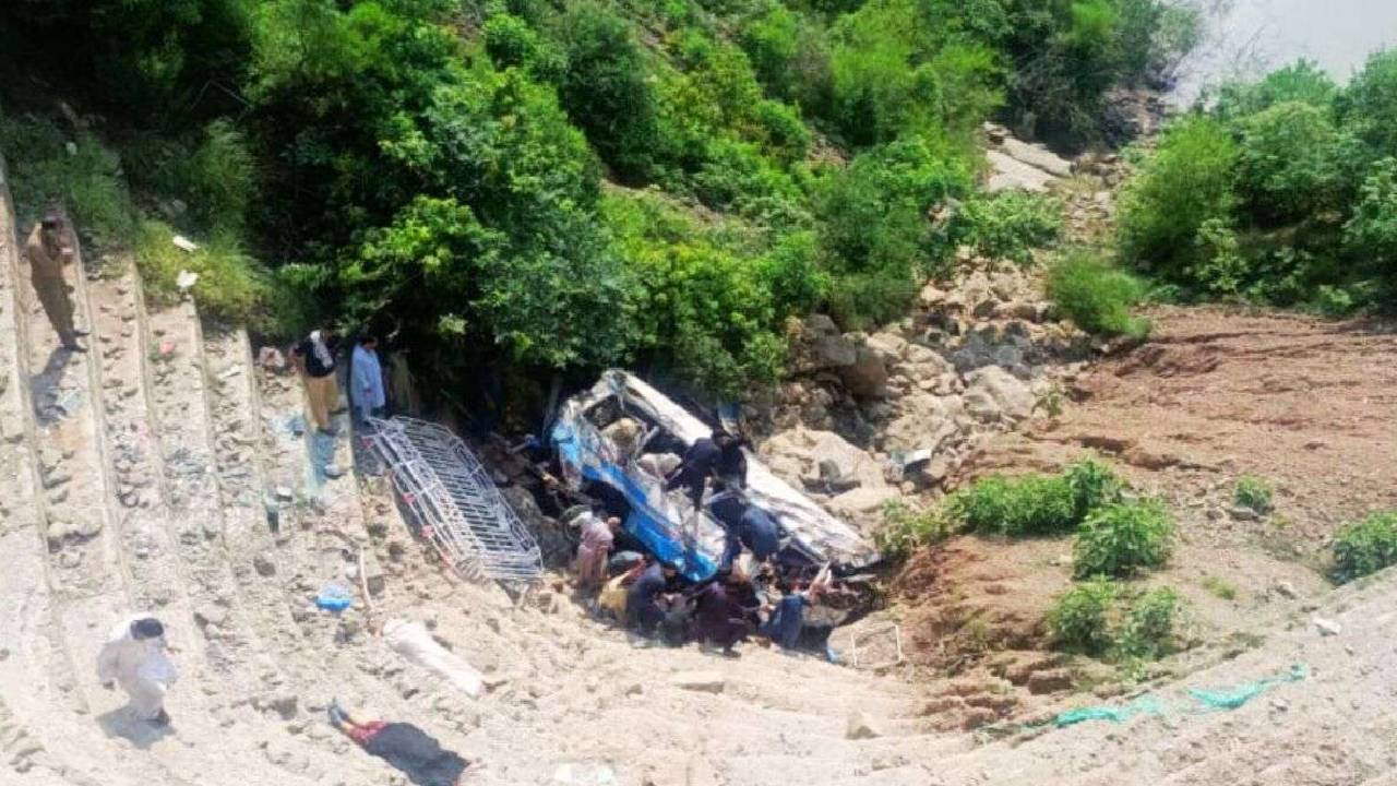 Pakistan: పాక్‌లో ఘోరం.. బస్సు కాలువలో పడి 29 మంది మృతి..