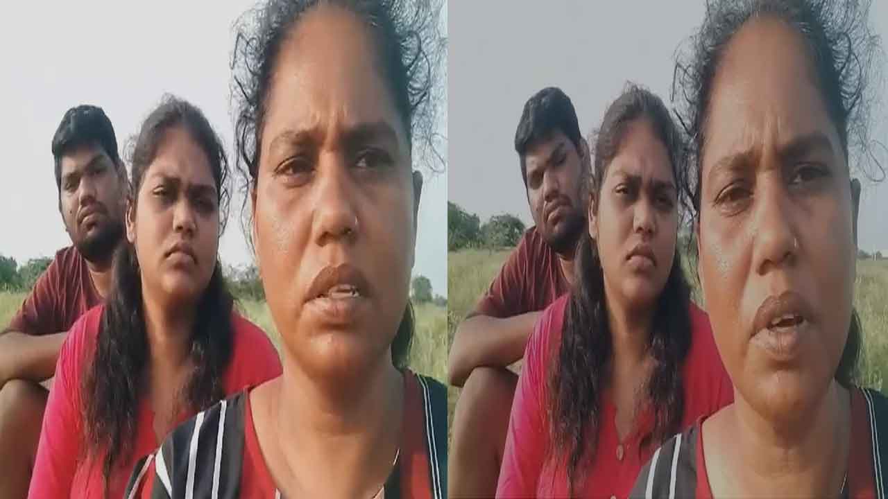 Women Protest: పల్నాడులో భూమి కోసం ఓ మహిళ వినూత్న నిరసన..