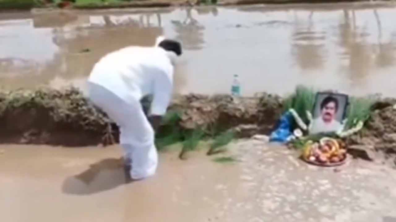 Pawan Kalyan: మా దేవుడు నువ్వేనయ్యా.. పవన్ ఫోటోకి పూజలు చేసి నాట్లు!