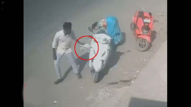 Viral video: కేటుగాళ్ల నయా ప్లాన్.. రూ.5 లక్షల నగలతో పరారీ