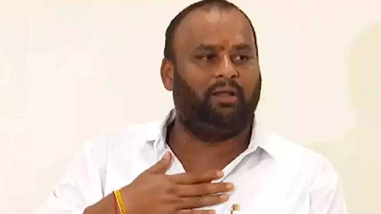 Minister Ram Prasad Reddy: మంగంపేట భూనిర్వాసితులకు ఇళ్లపట్టాలను పంపిణీ చేసిన మంత్రి