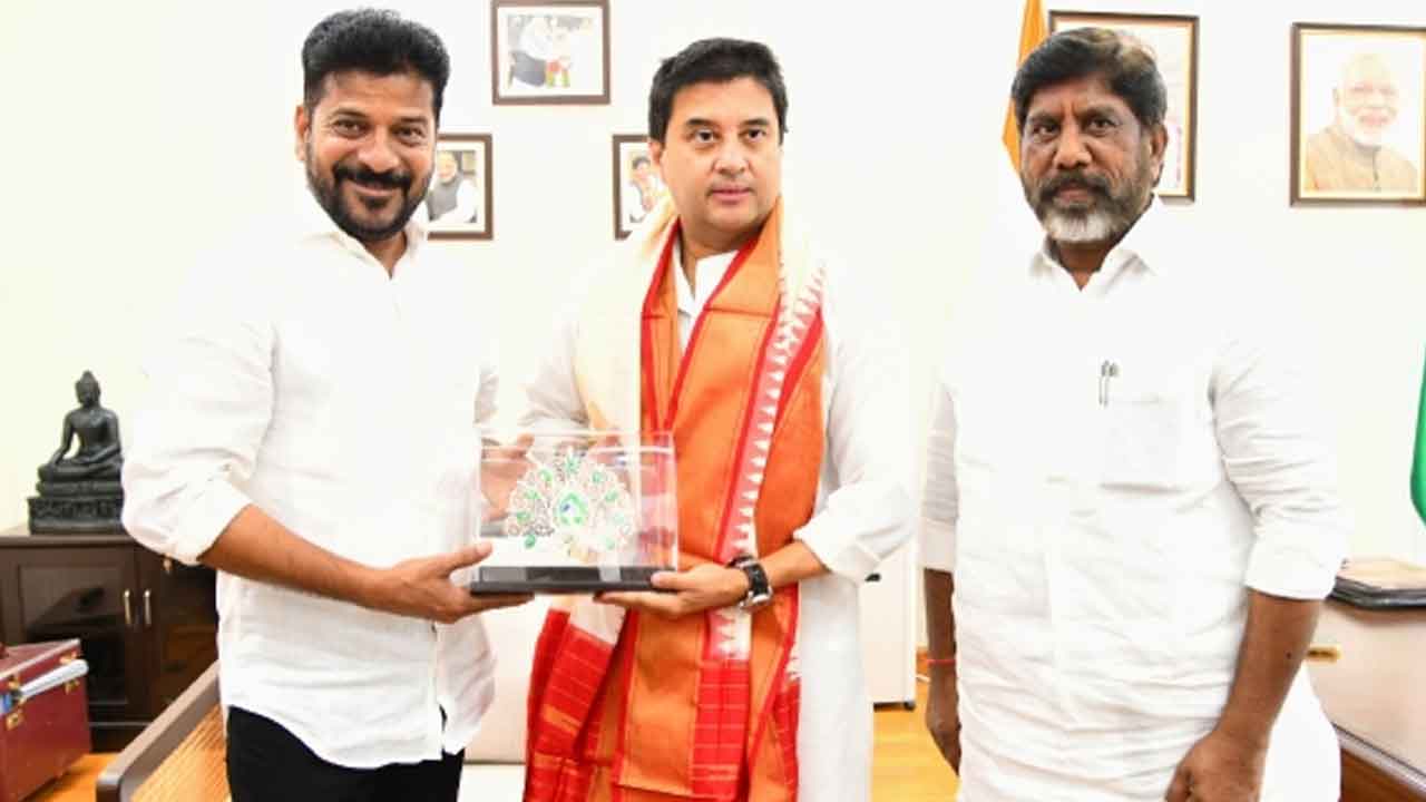 CM Revanth Reddy : కేంద్రమంత్రి జోతిరాదిత్య సింధియాతో సీఎం రేవంత్‌, డిప్యూటీ సీఎం భట్టి భేటీ