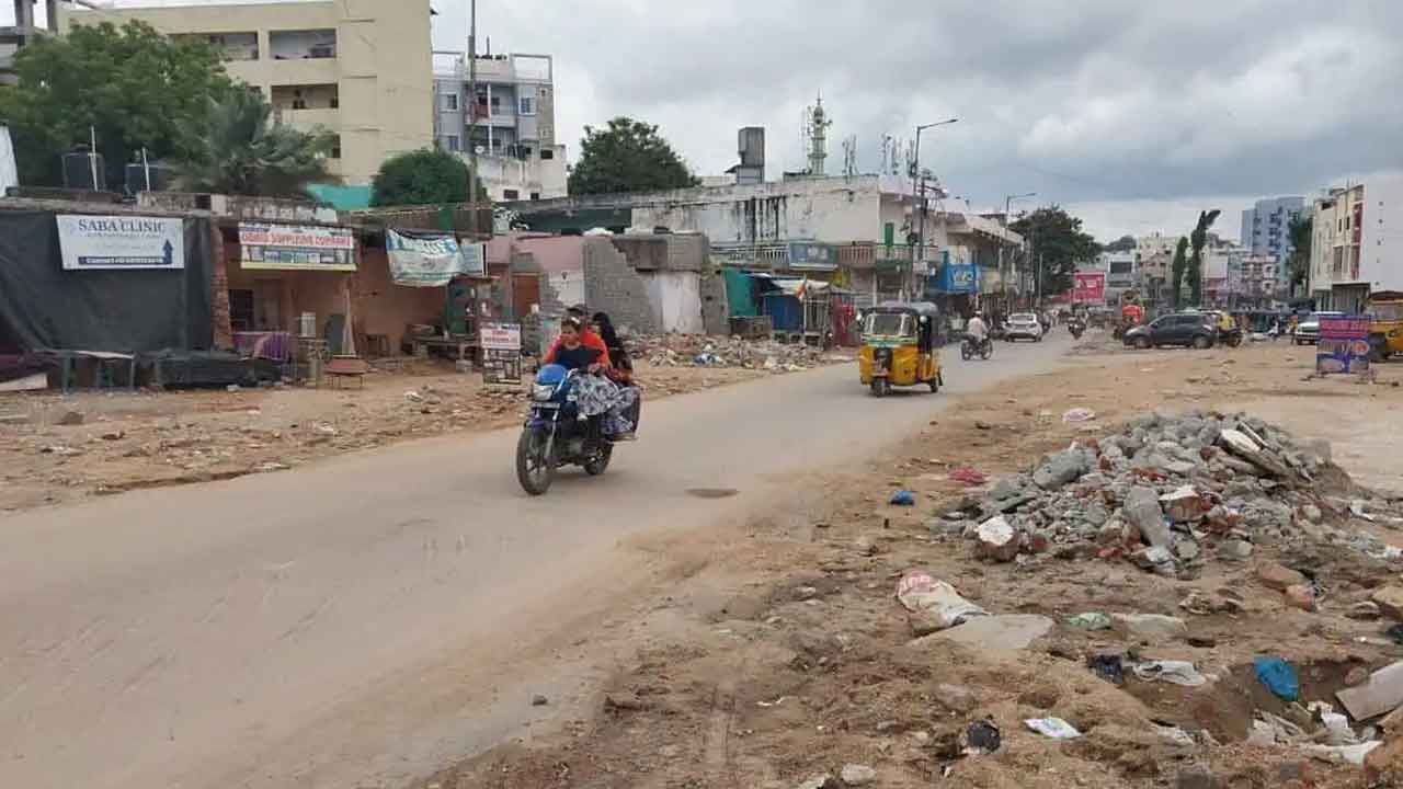100 Feet Road : శరవేగంగా బండ్లగూడ-ఎర్రకుంట రహదారి విస్తరణ పనులు