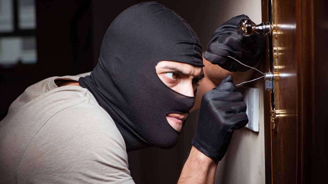 Robbery : ప్రియురాలి మోజులో పడి పని చేస్తున్న సంస్థకే కన్నం వేసిన ఘనుడు