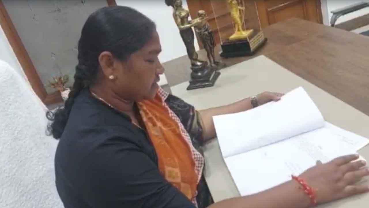 Minister Setthakka : మంత్రి సీతక్క… నిత్య విద్యార్థి