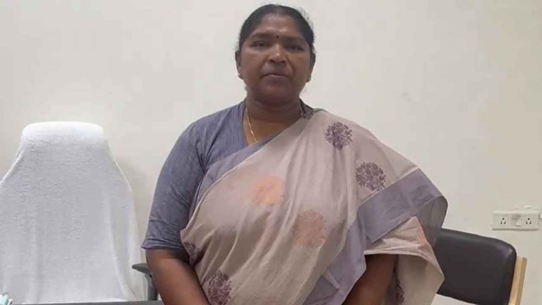 Minister Seethakka: కోల్‌కతాలో వైద్యురాలిపై హత్యాచారం హేయం.. వైద్యులకు మంత్రి సంఘీభావం