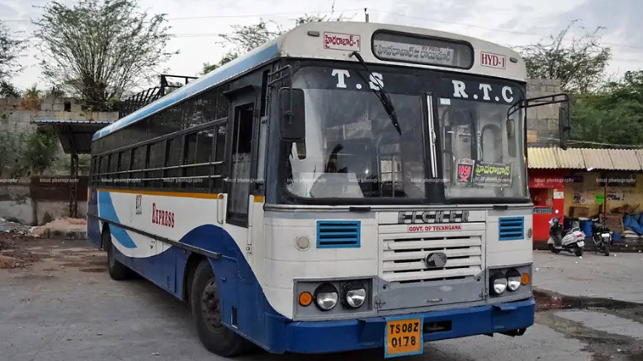 Strange Incident: హైదరాబాద్‌లో వింత ఘటన.. ఆర్టీసీ బస్సు డ్రైవర్‌పై పాము విసిరిన మహిళ..