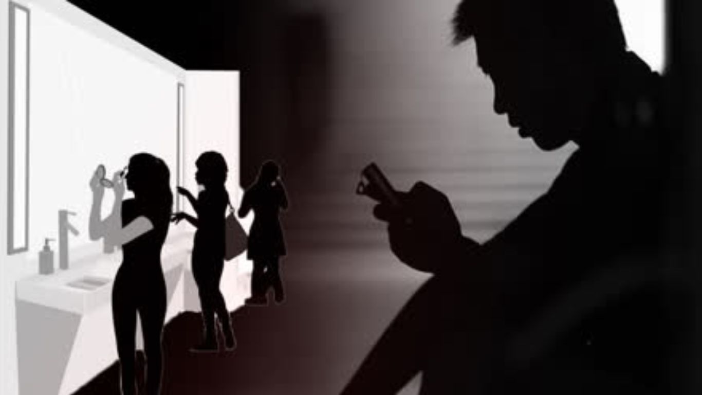 SPY Camera: దారుణం.. ఇంజనీరింగ్ కాలేజీ లేడీస్‌ టాయిలెట్స్‌లో రహస్య కెమెరా..