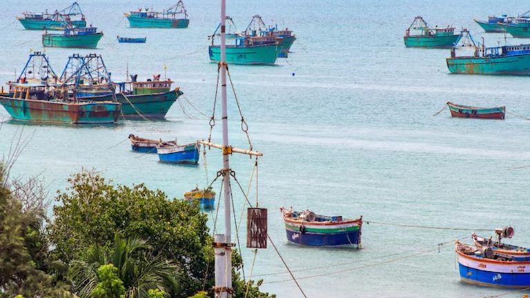 Fishermens Arrest: శ్రీలంక నేవీ అదుపులో 22 మంది తమిళ మత్స్యకారులు..