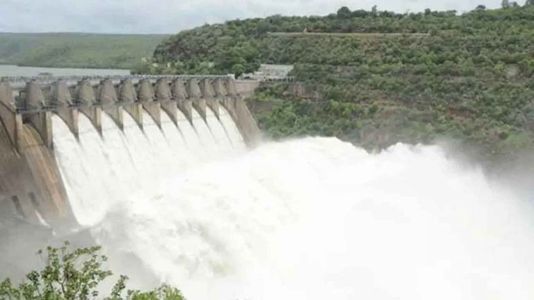 Srisailam Reservoir: శ్రీశైలం జలాశయానికి తగ్గుతున్న వరద..
