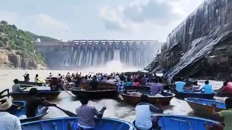 Srisailam Dam : చేపల కోసం శ్రీశైలం డ్యాం దగ్గర పెద్దఎత్తున మత్స్యకారులు