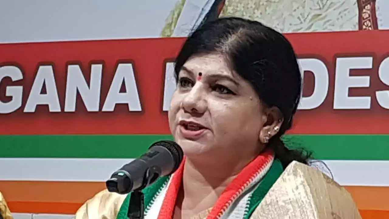 Sunitha Rao : మహిళపై పోలీసుల పక్షపాత వైఖరిని ఖండిస్తున్నాం