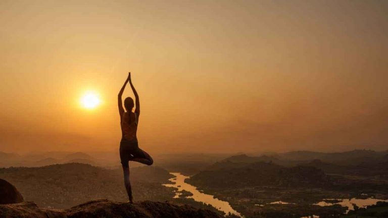 Sun Salutatin : సూర్య నమస్కారం వల్ల కలిగే ప్రయోజనాల గురించి తెలుసుకోండి