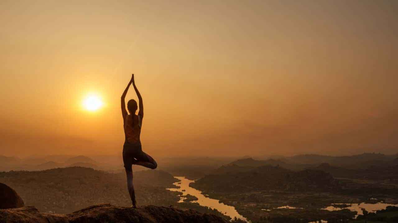 Sun Salutatin : సూర్య నమస్కారం వల్ల కలిగే ప్రయోజనాల గురించి తెలుసుకోండి