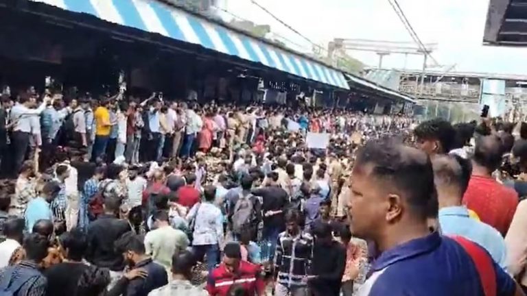 Badlapur: బాలికలపై అసభ్యంగా ప్రవర్తించిన స్కూల్ స్వీపర్..పెద్దఎత్తున నిరసనలు..రైలు రోకో