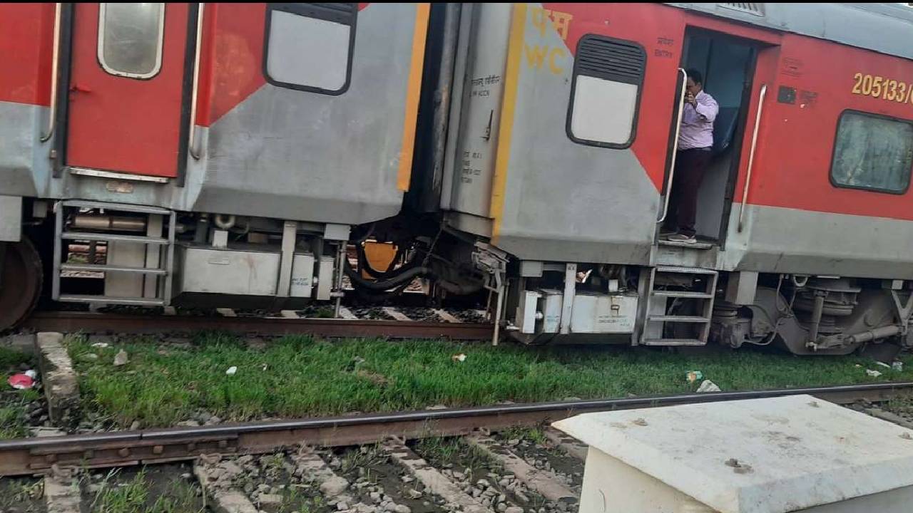 MP: పట్టాలు తప్పిన ప్యాసింజర్ రైలు..తప్పిన పెను ప్రమాదం