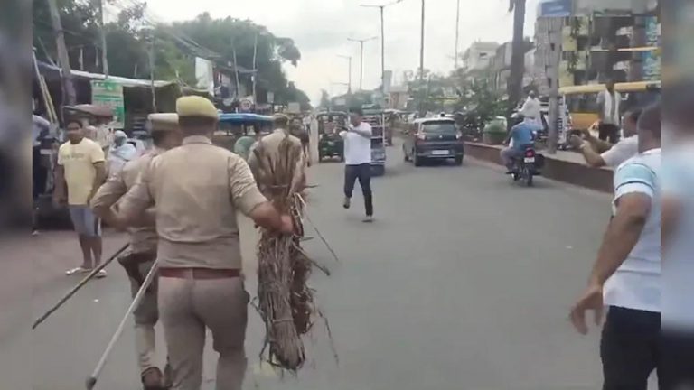 Kangana Ranaut : కంగనా రనౌత్‌  దిష్టిబొమ్మ దగ్ధం చేసేందుకు యత్నించిన రైతులు.. అడ్డుకున్న పోలీసులు.. వీడియో వైరల్