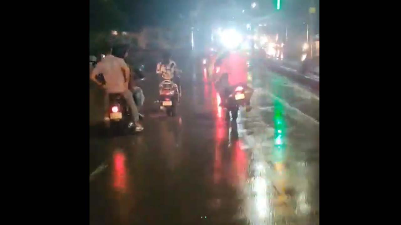 UP video: స్కూటీపై వెళ్తుండగా యువతికి పోకిరీలు వేధింపులు.. వీడియో వైరల్