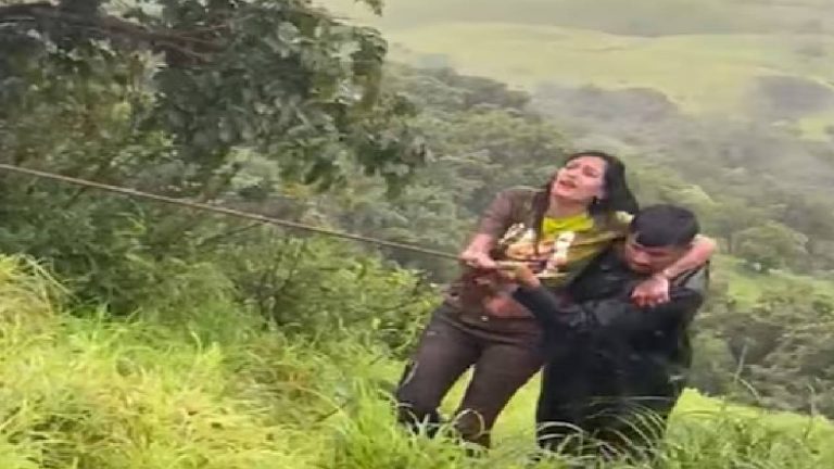 Maharashtra: వామ్మో..సెల్ఫీ దిగుతూ 100 అడుగుల లోయలో పడిన మహిళ