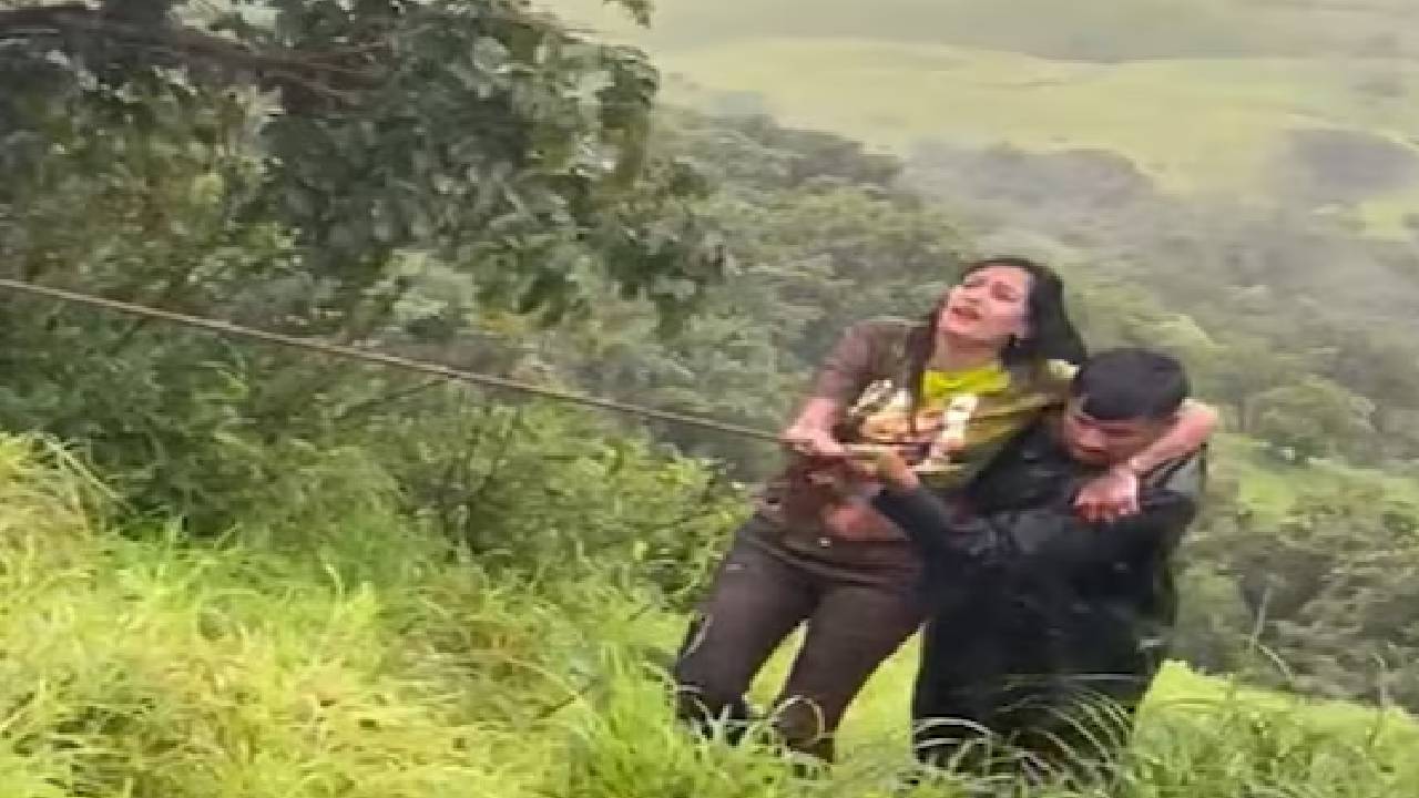 Maharashtra: వామ్మో..సెల్ఫీ దిగుతూ 100 అడుగుల లోయలో పడిన మహిళ