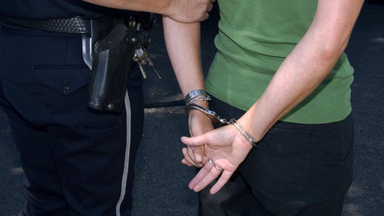 Terrorist Arrested: జమ్మూ కశ్మీర్⁬లో ఉగ్రవాది సహాయకుడి అరెస్ట్.. భారీగా పేలుడు పదార్థాలు స్వాధీనం..