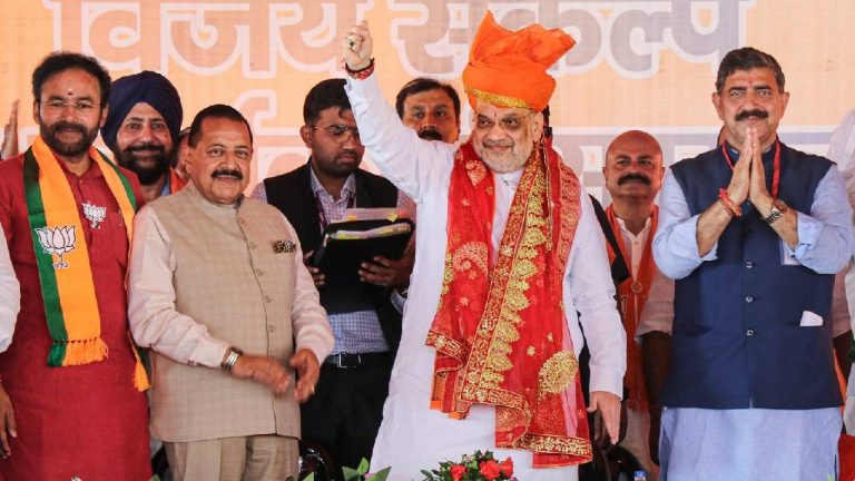 Amit Shah: మూడు కుటుంబాలు కాశ్మీర్‌ని దోచుకున్నాయి.. అమిత్ షా అటాక్..