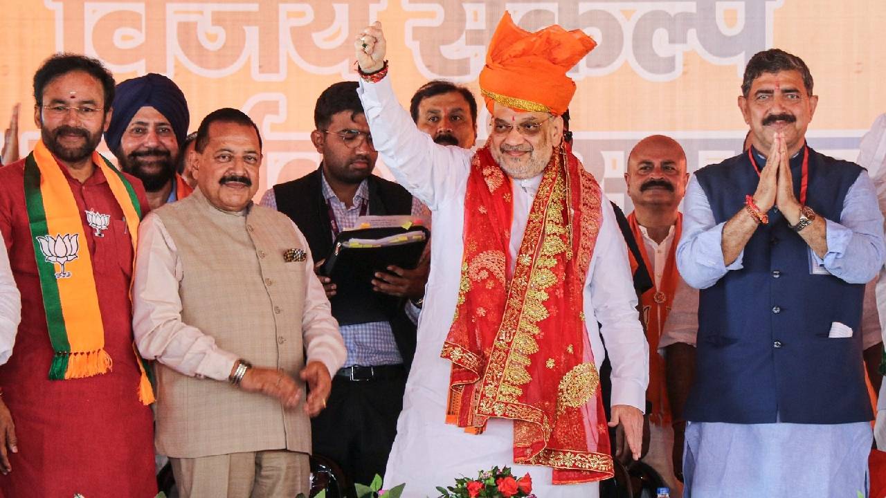 Amit Shah: మూడు కుటుంబాలు కాశ్మీర్‌ని దోచుకున్నాయి.. అమిత్ షా అటాక్..