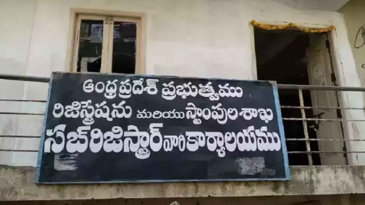 Sub Registrar Offices: రాచరిక పోకడలకు స్వస్తి.. స్వయంగా పోడియం పగలగొట్టిన రెవెన్యూ స్పెషల్ సీఎస్ సిసోడియా