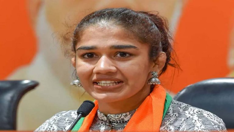 Babita Phogat: కాంగ్రెస్ సీనియర్ నేతపై బబిత ఫైర్.. కుటుంబంలో గొడవలు సృష్టించారని ఆగ్రహం