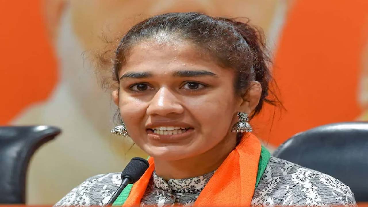 Babita Phogat: కాంగ్రెస్ సీనియర్ నేతపై బబిత ఫైర్.. కుటుంబంలో గొడవలు సృష్టించారని ఆగ్రహం