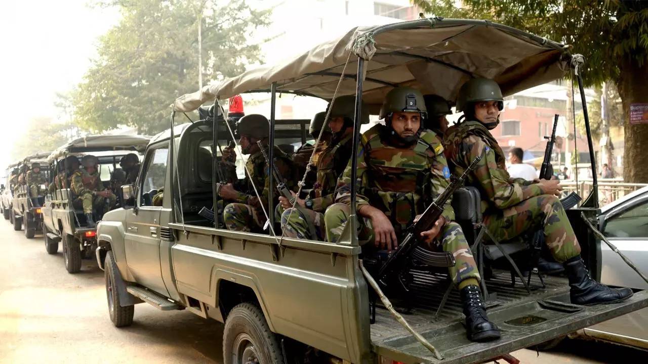 Bangladesh: పెనం నుంచి పొయ్యిలో పడ్డ బంగ్లాదేశ్.. ఆ దేశంలో ఆర్మీ రూల్..