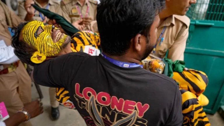 Ind Vs Ban: బంగ్లాదేశ్‌  సూపర్‌ ఫ్యాన్‌పై దాడి.. స్పందించిన పోలీసులు(వీడియో)