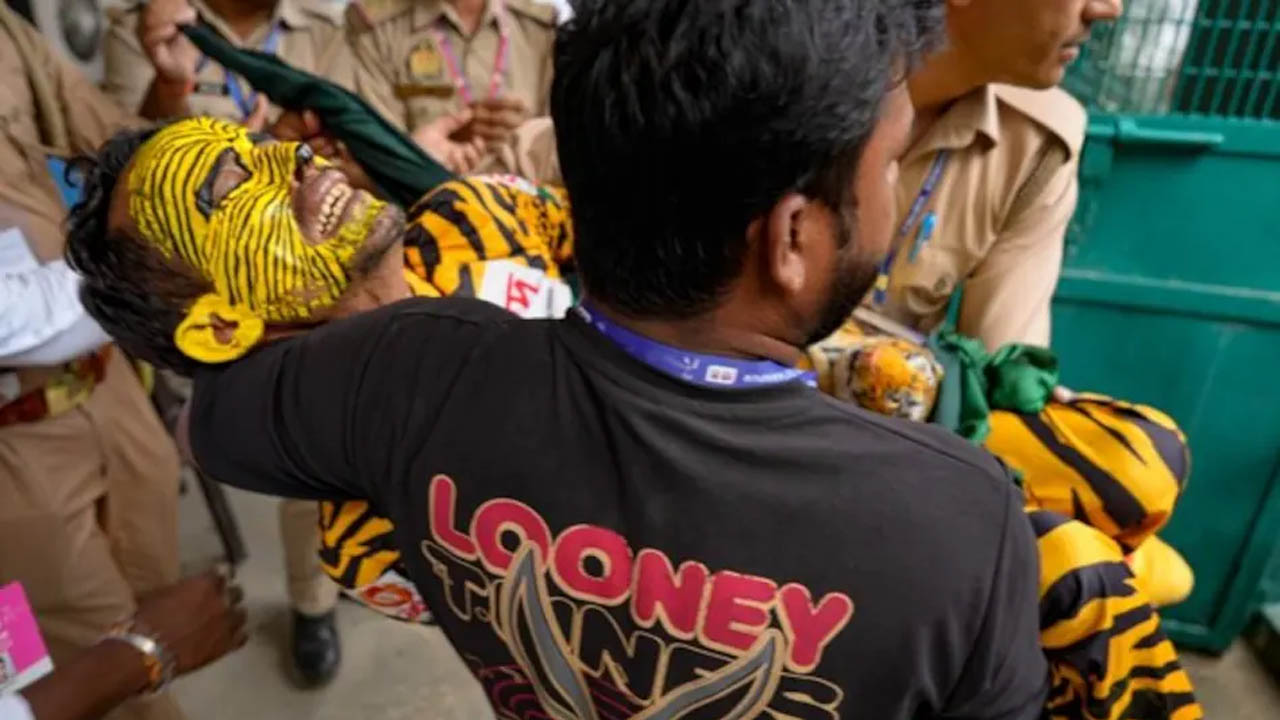 Ind Vs Ban: బంగ్లాదేశ్‌  సూపర్‌ ఫ్యాన్‌పై దాడి.. స్పందించిన పోలీసులు(వీడియో)