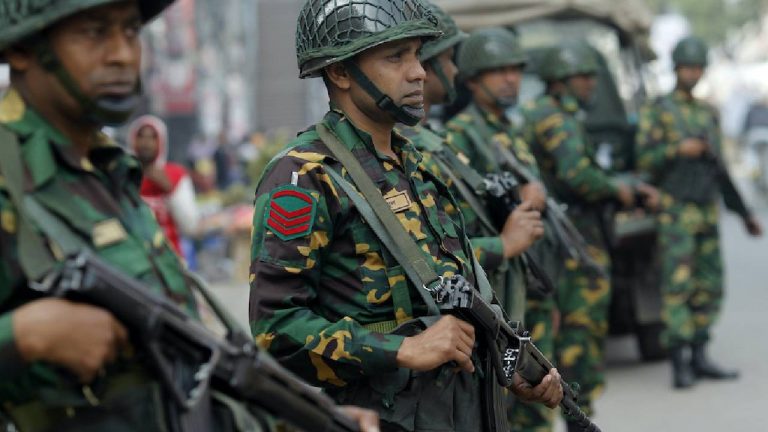 Bangladesh: పాకిస్తాన్‌ నుంచి భారీగా ఆయుధాలు కొంటున్న బంగ్లాదేశ్.. ఇండియానే లక్ష్యమా..?