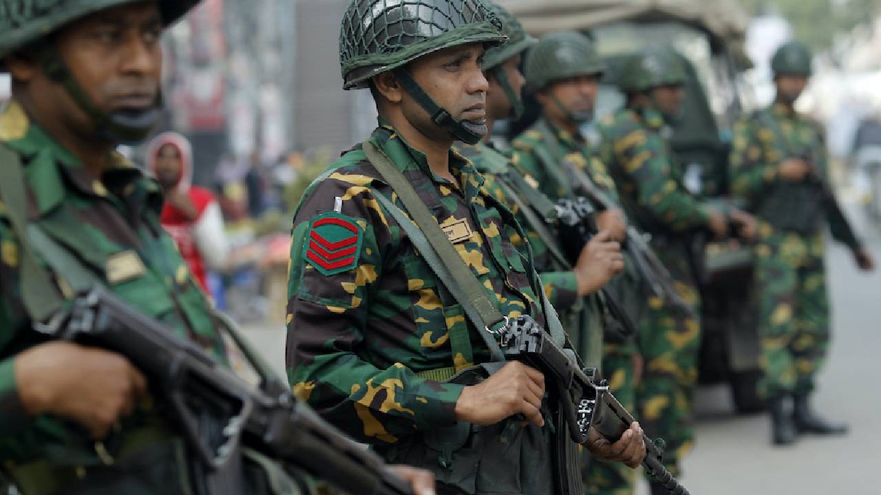 Bangladesh: పాకిస్తాన్‌ నుంచి భారీగా ఆయుధాలు కొంటున్న బంగ్లాదేశ్.. ఇండియానే లక్ష్యమా..?