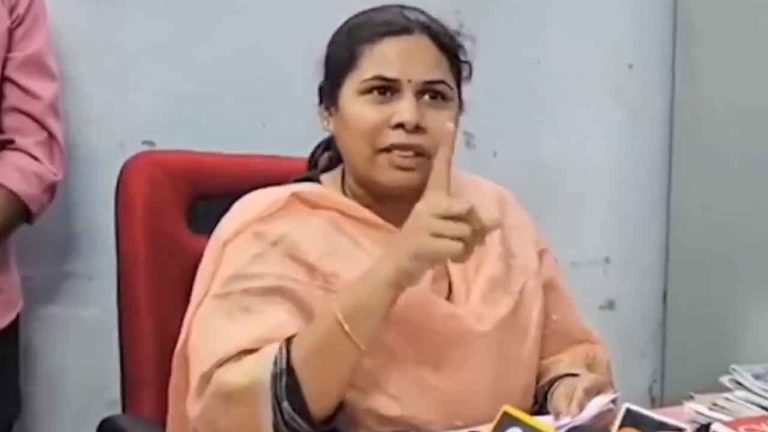 Bhuma Akhila: రెడ్ బుక్‌ను తలుచుకొని జగన్ భయపడుతున్నారు.. భూమా అఖిల ఫైర్…