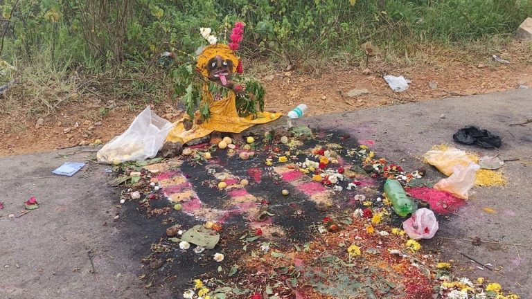 Black Magic: క్షుద్ర పూజల కలకలం.. భయాందోళనలో ప్రజలు