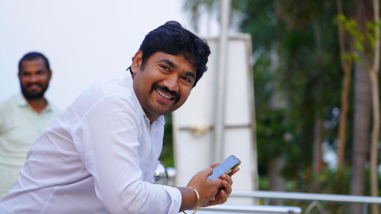 Buchepalli Siva Prasad Reddy: దర్శిలో ఉద్రిక్తత.. పోలీస్ స్టేషన్ ఎదుట వైసీపీ ఎమ్మెల్యే ఆందోళన..