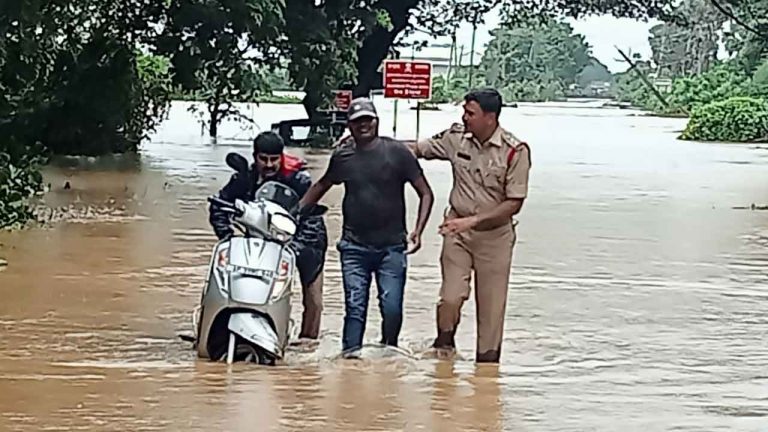 Budameru: బుడమేరు వద్ద యువకుడి ప్రాణాలు కాపాడిన పోలీస్ అధికారి