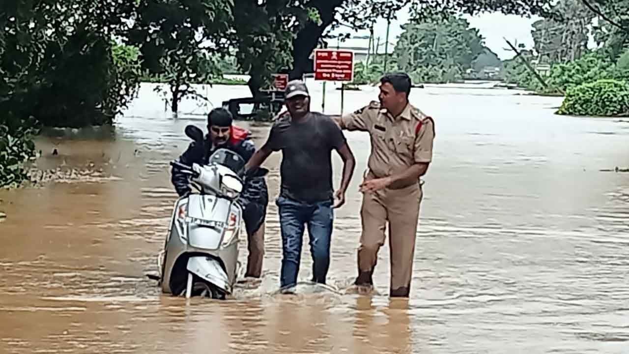 Budameru: బుడమేరు వద్ద యువకుడి ప్రాణాలు కాపాడిన పోలీస్ అధికారి