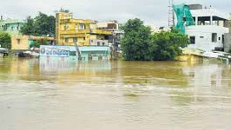 Budameru Canal: తెగిన బుడమేరు కాలువ కట్ట.. ఎన్‌హెచ్‌ 16పైకి వరద నీరు..