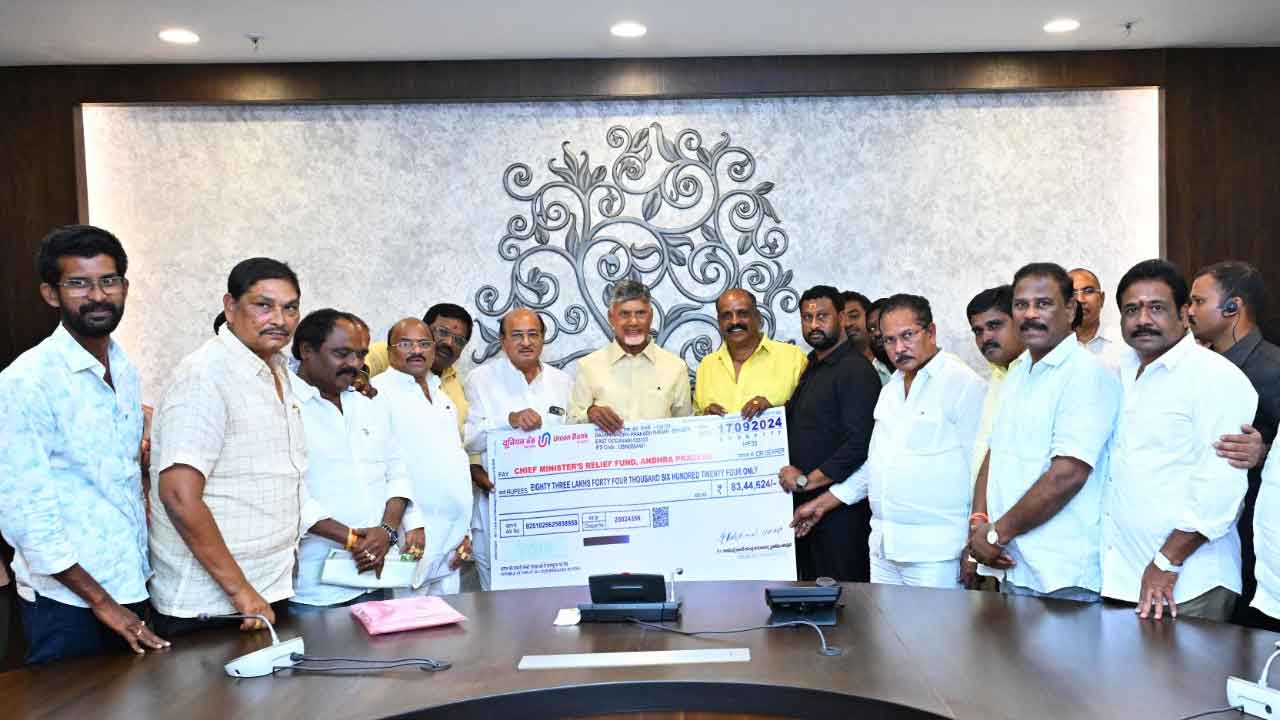 CM Relief Fund: వరద బాధితులకు అండ.. కదిలొస్తున్న దాతలు