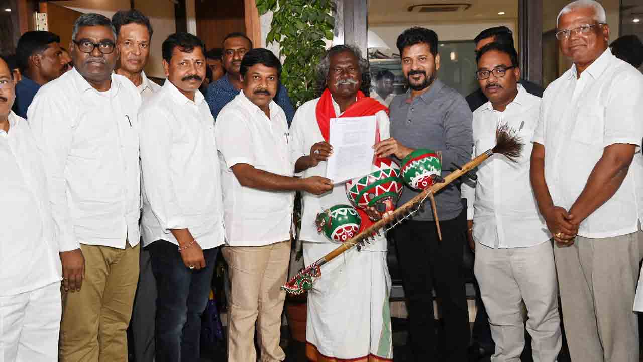 Revanth Reddy: పద్మశ్రీ మొగిలయ్యకు ఇంటి స్థలం పత్రాలు అందించిన ముఖ్యమంత్రి..