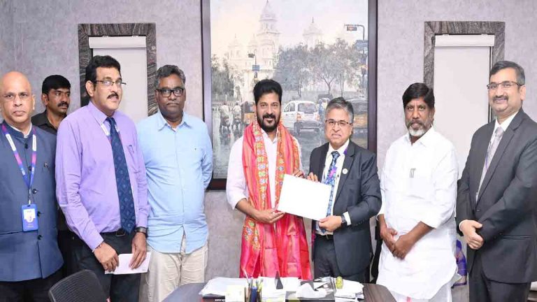 SBI Donations: సీఎం సహాయనిధికి ఎస్‌బీఐ ఉద్యోగుల ఒకరోజు వేతనం విరాళం